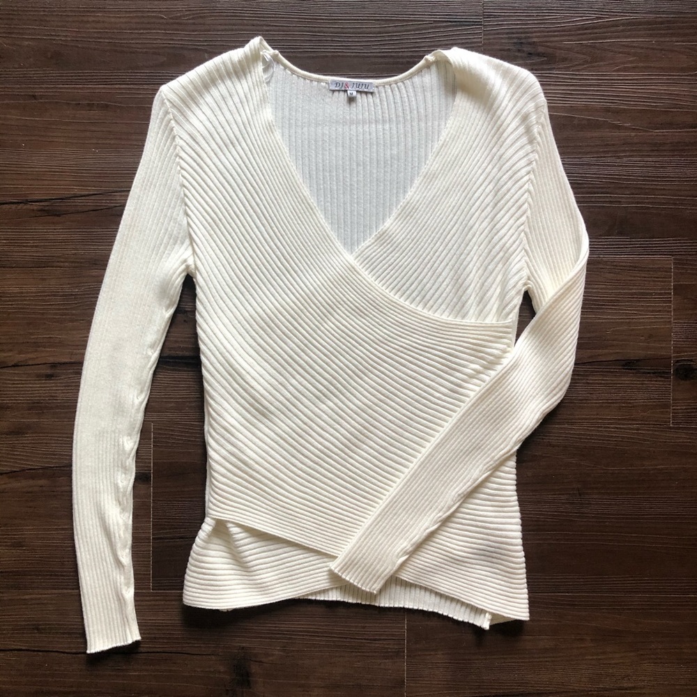 V-neck criss cross top - Medium - Stitch Fix